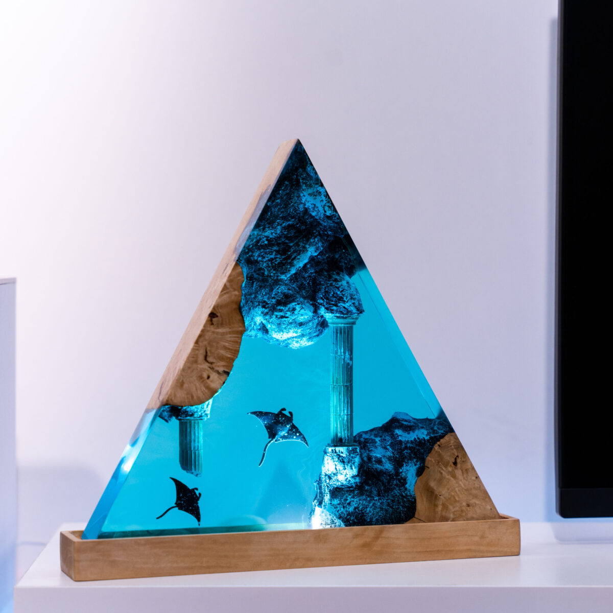 manta rays resin lamp