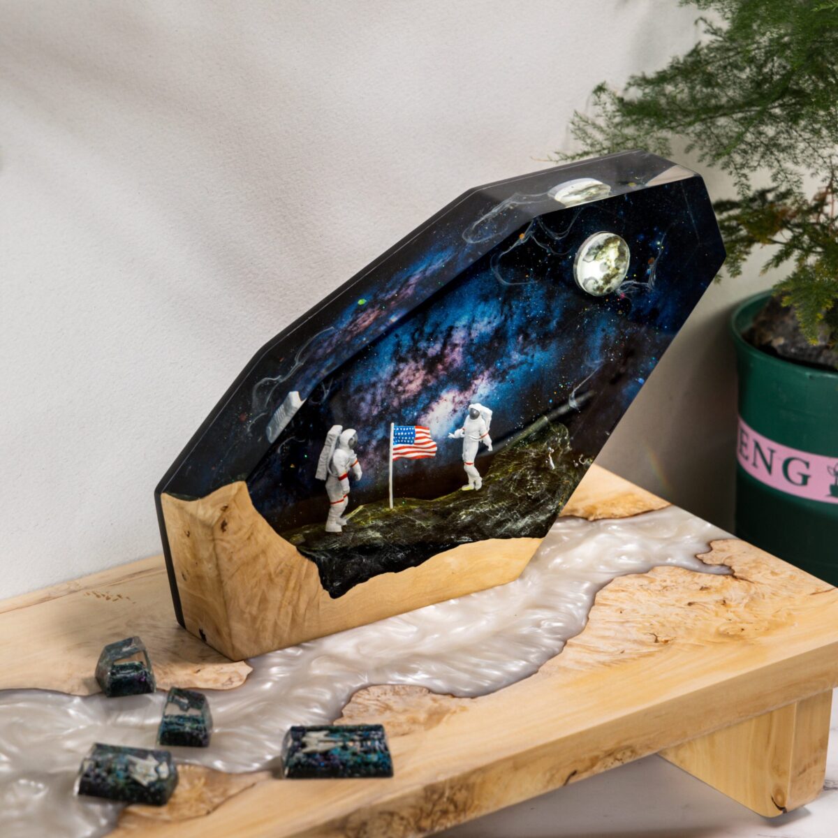 EXPLORE THE PLANETS Epoxy Lamp