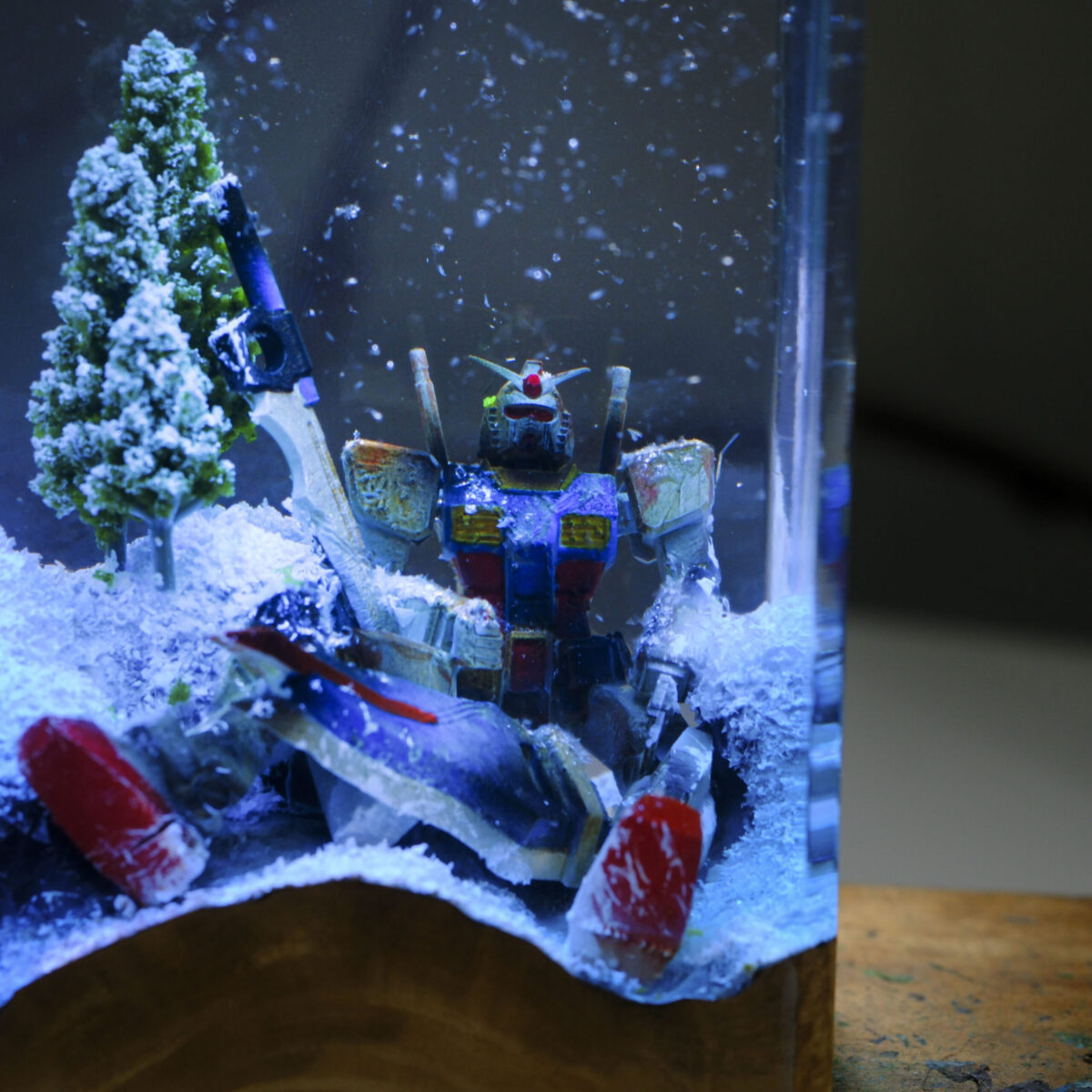 Broken Gundam in Antarctic Resin Lamp